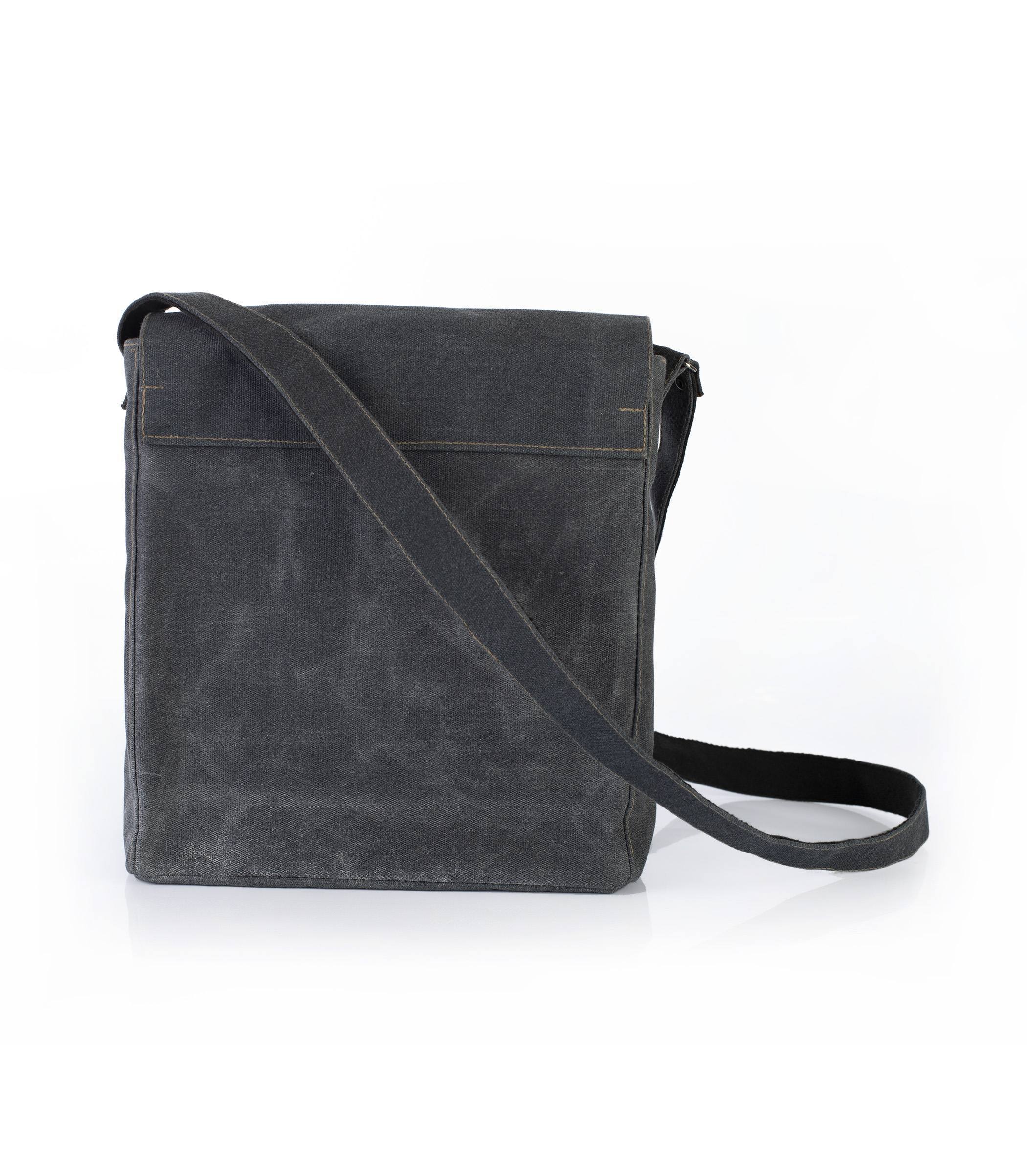 waxed-canvas-shoulder-bag-ink-man4